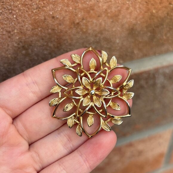 Vintage Sarah Coventry Signed Gold-Tone “Peta Lure” Floral Brooch - Picture 1 of 4